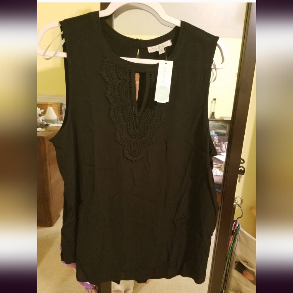Quin Sleeveless Keyhole Crochet Blouse
